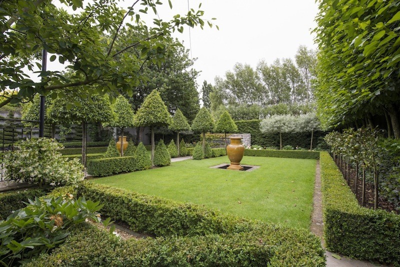 Cette photo montre un jardin à la française arrière chic.