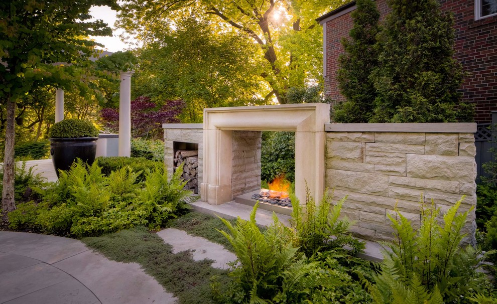 Schattiger Klassischer Gartenkamin hinter dem Haus in Toronto