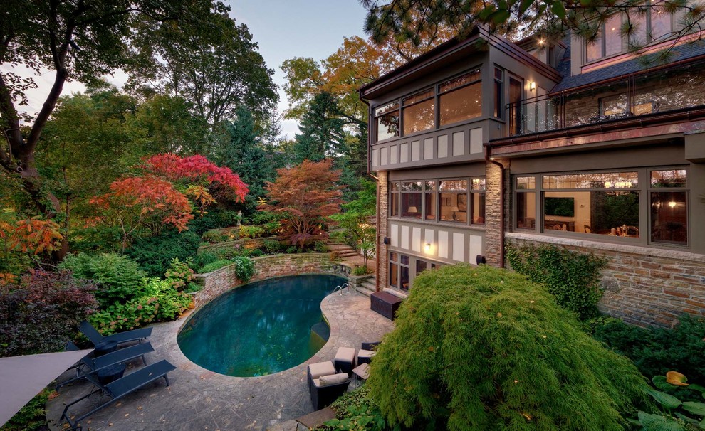 Réalisation d'un jardin japonais arrière tradition l'automne avec une exposition ombragée et des pavés en pierre naturelle.