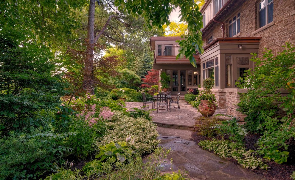 Идея дизайна: тенистый, осенний участок и сад на заднем дворе в классическом стиле с покрытием из каменной брусчатки