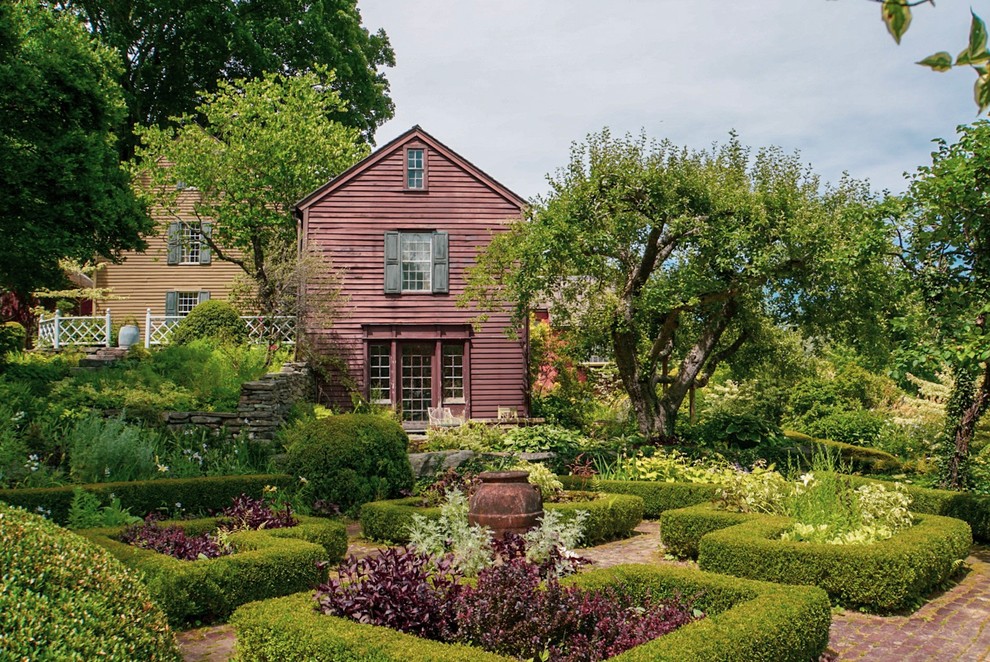 Geometrischer Klassischer Gartenweg neben dem Haus mit Pflastersteinen in New York