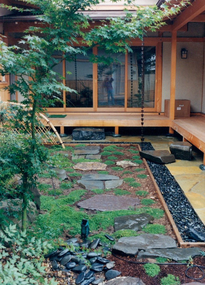 Cette image montre un jardin asiatique de taille moyenne avec une exposition partiellement ombragée et des pavés en pierre naturelle.