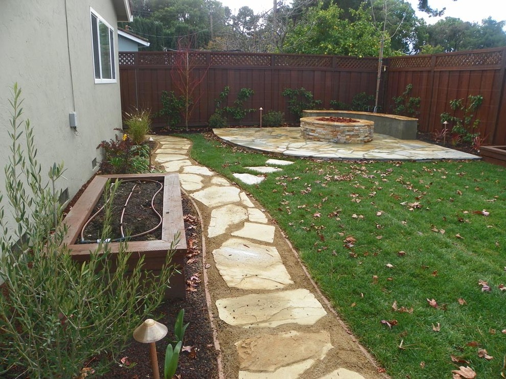 Design ideas for a mid-sized traditional full sun backyard mulch landscaping in San Francisco.