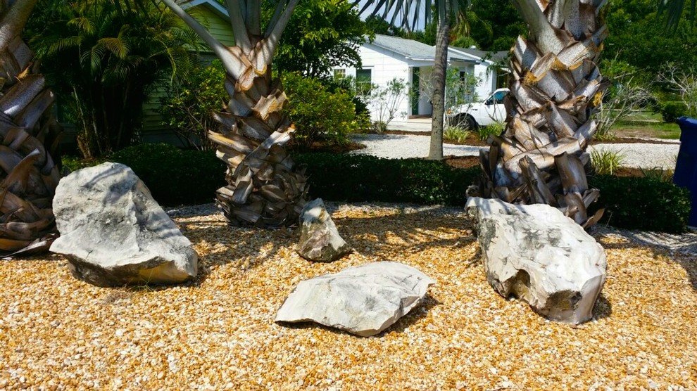 Kleiner Garten neben dem Haus mit direkter Sonneneinstrahlung und Natursteinplatten in Tampa