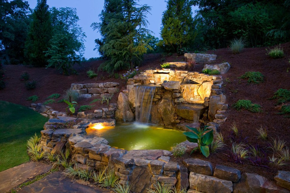 Cette photo montre un jardin à la française arrière craftsman de taille moyenne avec un bassin et des pavés en pierre naturelle.