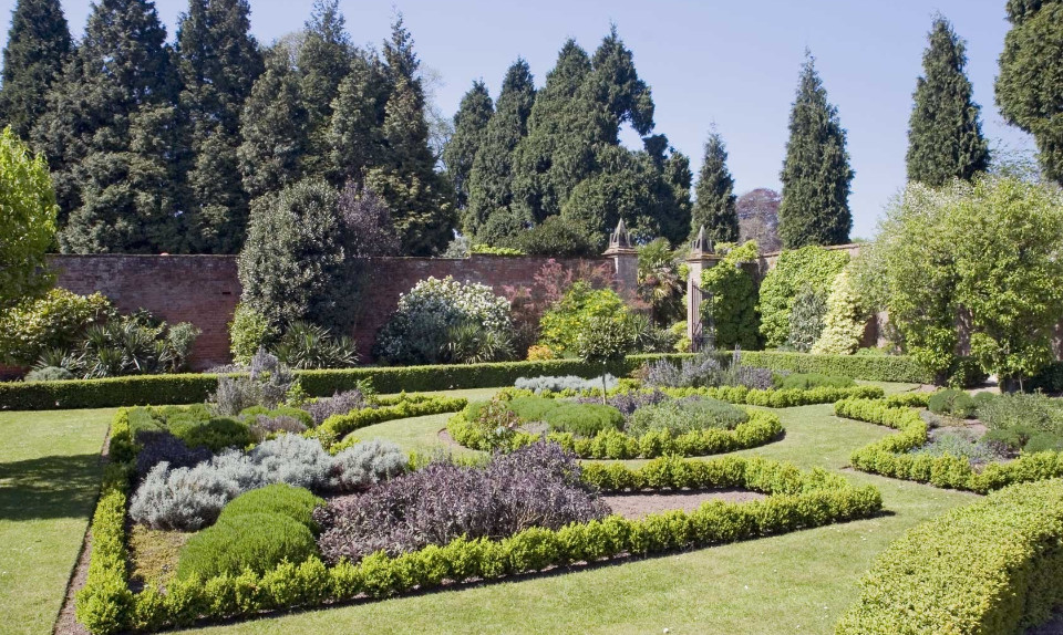 Photo of a large traditional full sun formal garden in Los Angeles.