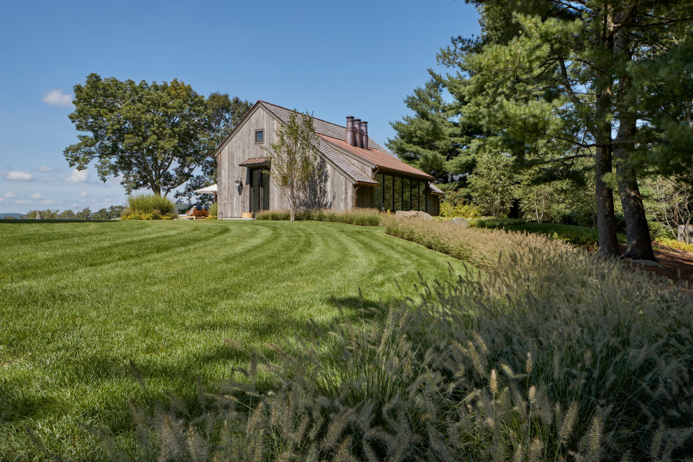 Immagine di un giardino country esposto in pieno sole di medie dimensioni e nel cortile laterale in estate con pavimentazioni in pietra naturale