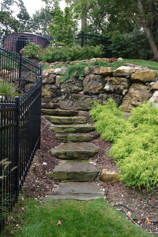 This is an example of a classic garden in New York with natural stone paving.