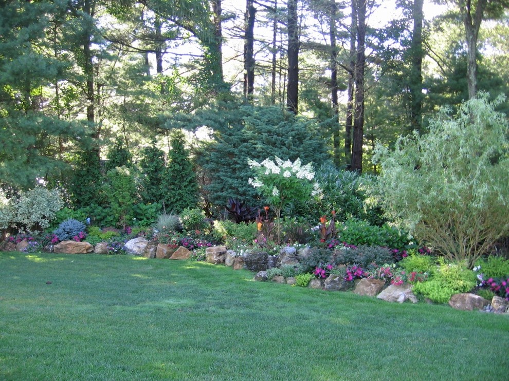 Bild på en vintage trädgård, med en trädgårdsgång och naturstensplattor
