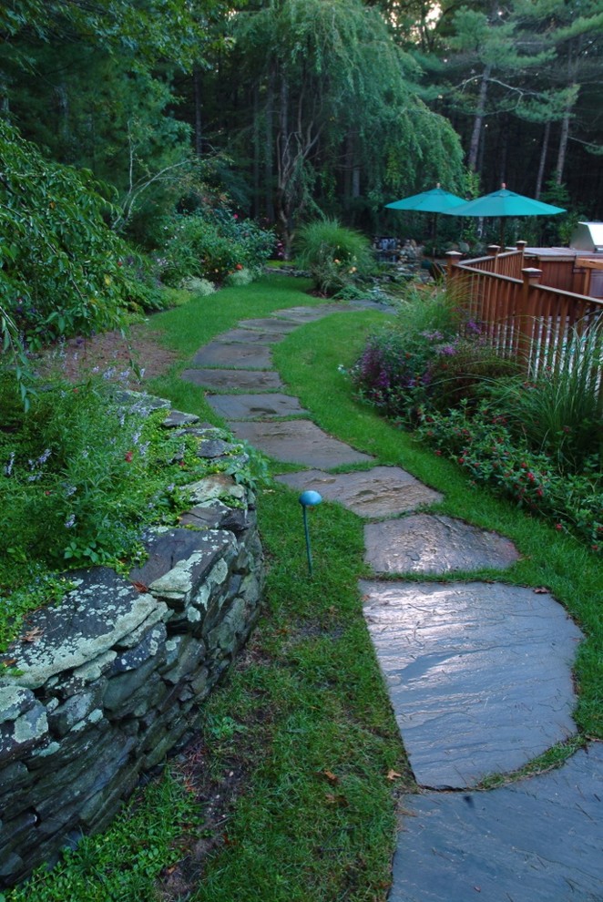 Ispirazione per un giardino tradizionale con un ingresso o sentiero e pavimentazioni in pietra naturale
