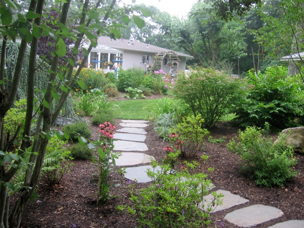 На фото: участок и сад в классическом стиле с садовой дорожкой или калиткой и покрытием из каменной брусчатки