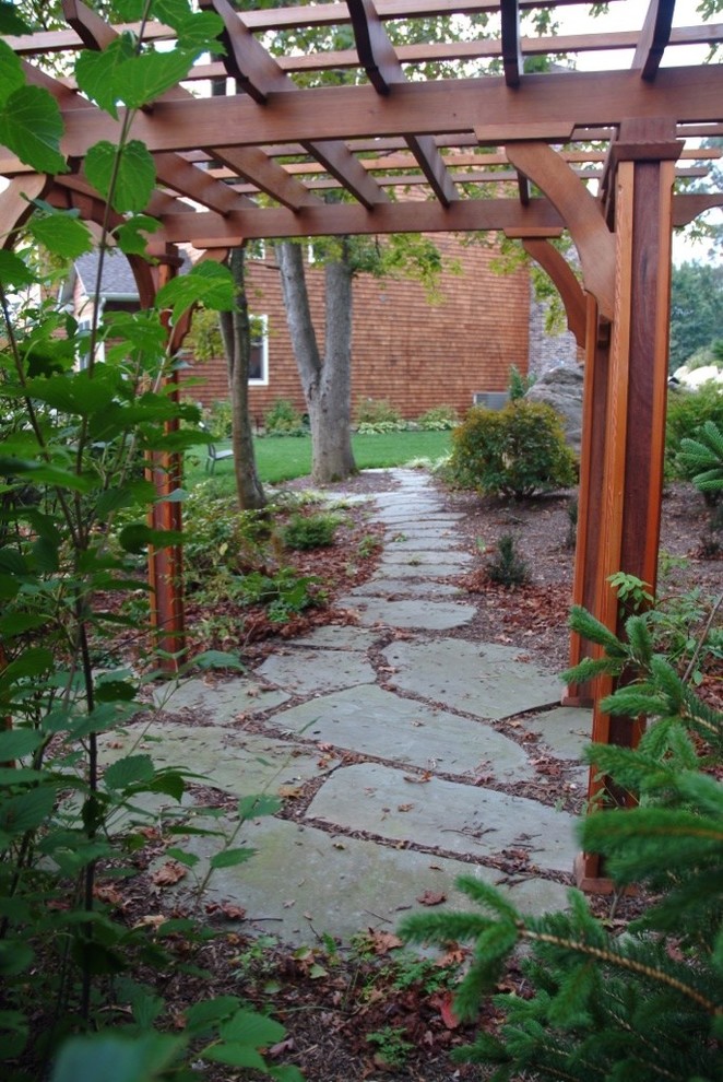 Inspiration pour un aménagement d'entrée ou allée de jardin traditionnel avec des pavés en pierre naturelle.