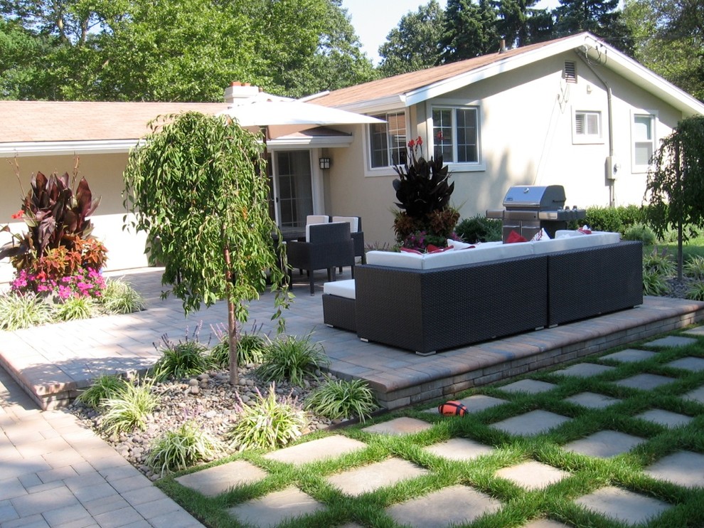 На фото: участок и сад среднего размера на заднем дворе в классическом стиле с садовой дорожкой или калиткой и покрытием из каменной брусчатки