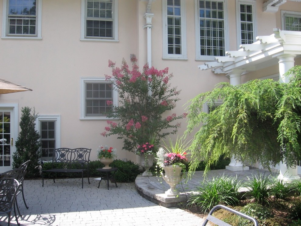 Inspiration pour un aménagement d'entrée ou allée de jardin traditionnel avec des pavés en pierre naturelle.