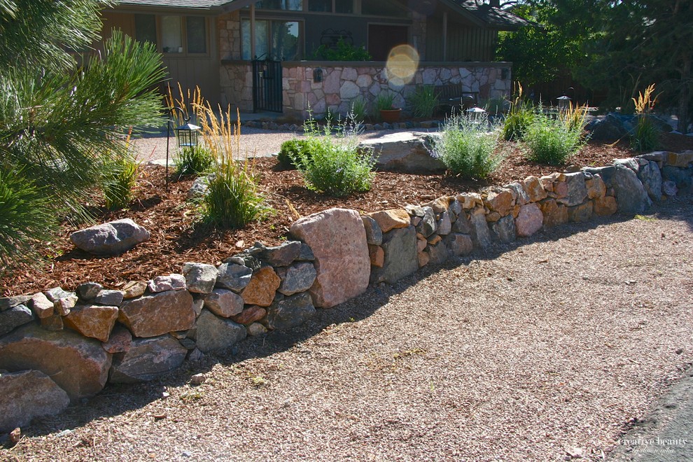 Пример оригинального дизайна: маленький засухоустойчивый сад на переднем дворе в стиле фьюжн для на участке и в саду