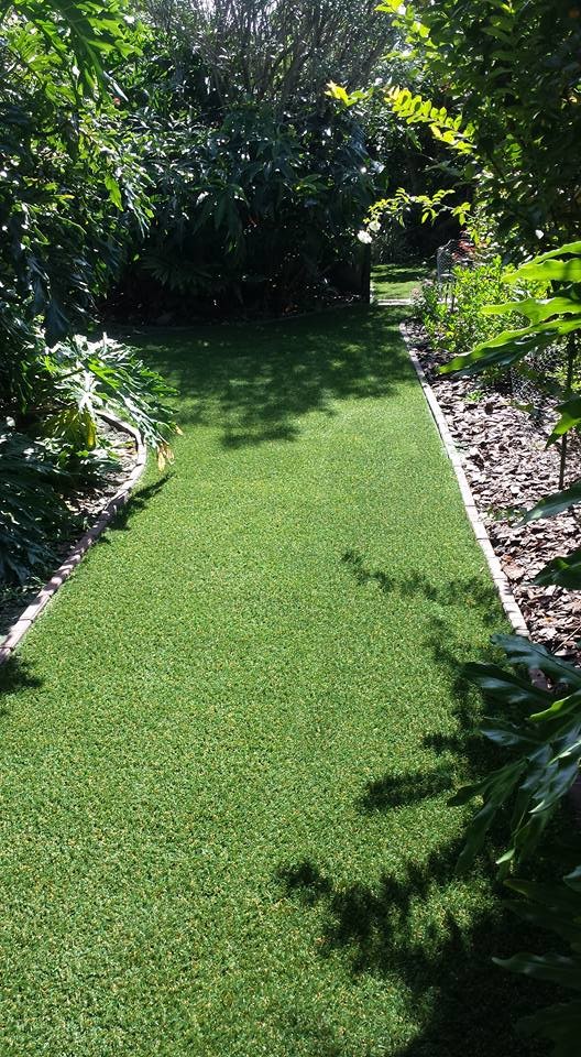 Esempio di un giardino formale minimalista esposto a mezz'ombra di medie dimensioni e dietro casa in estate con un ingresso o sentiero e pacciame