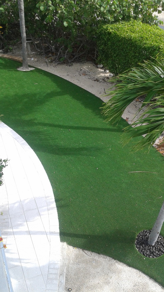 Immagine di un giardino formale minimalista esposto a mezz'ombra di medie dimensioni e davanti casa in estate con un ingresso o sentiero e pavimentazioni in cemento
