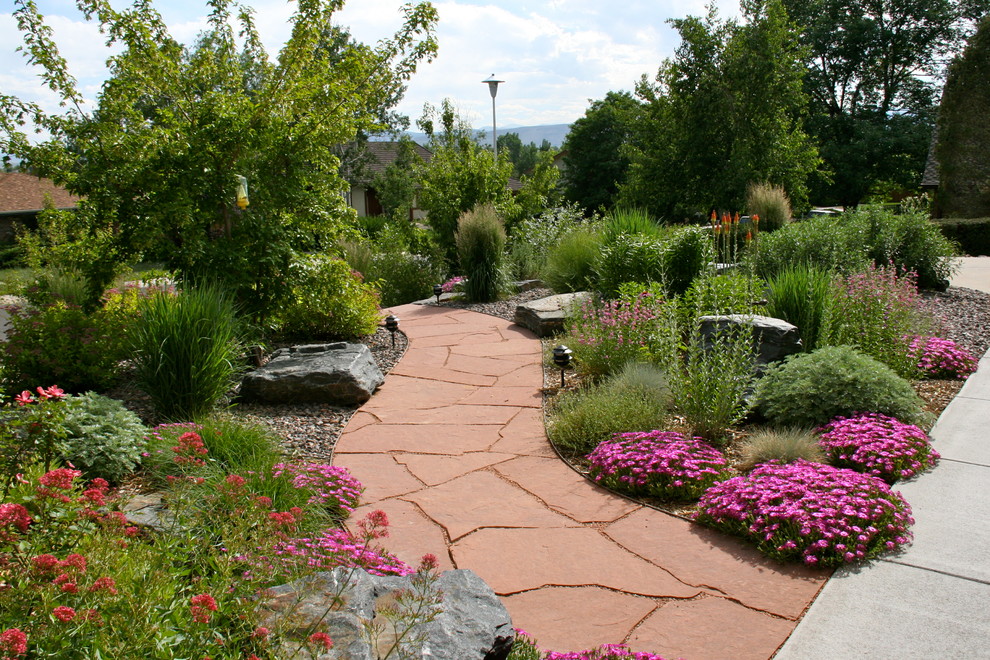 Contemporary garden in Denver with natural stone paving.