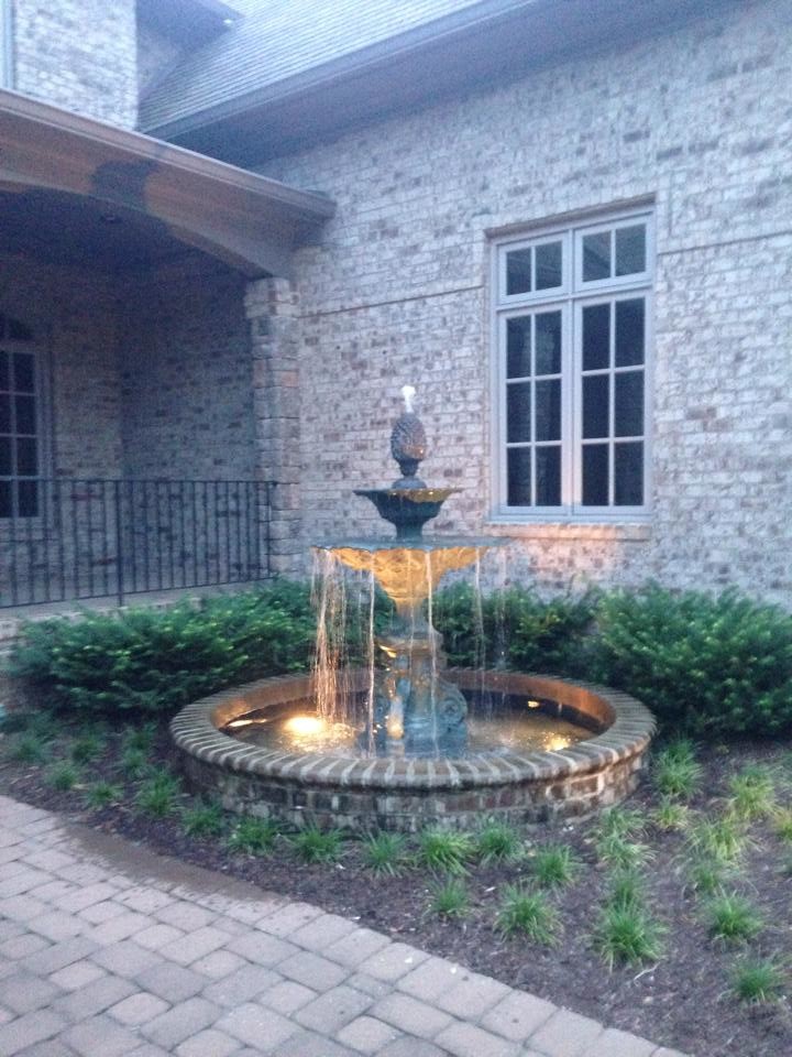Пример оригинального дизайна: садовый фонтан среднего размера на заднем дворе в современном стиле с покрытием из каменной брусчатки