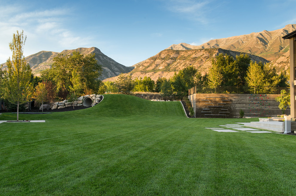 Moderner Garten hinter dem Haus mit Wasserspiel in Salt Lake City