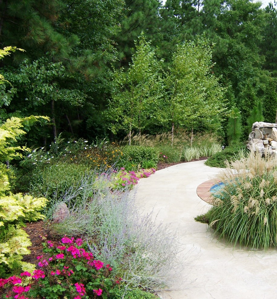 Immagine di un giardino classico con un ingresso o sentiero