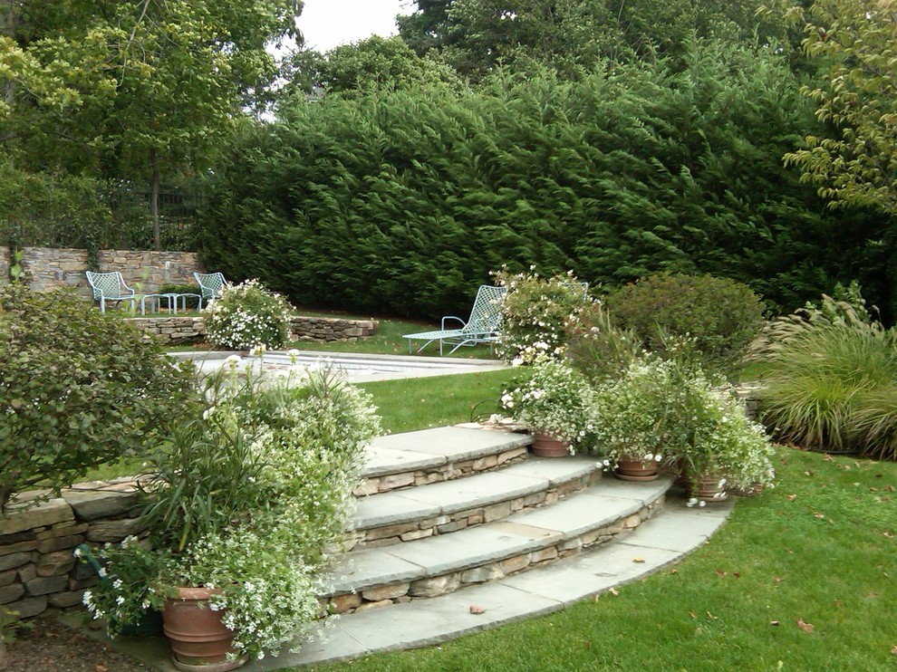 Foto de camino de jardín ecléctico de tamaño medio en primavera en patio trasero con jardín francés, exposición parcial al sol y adoquines de hormigón