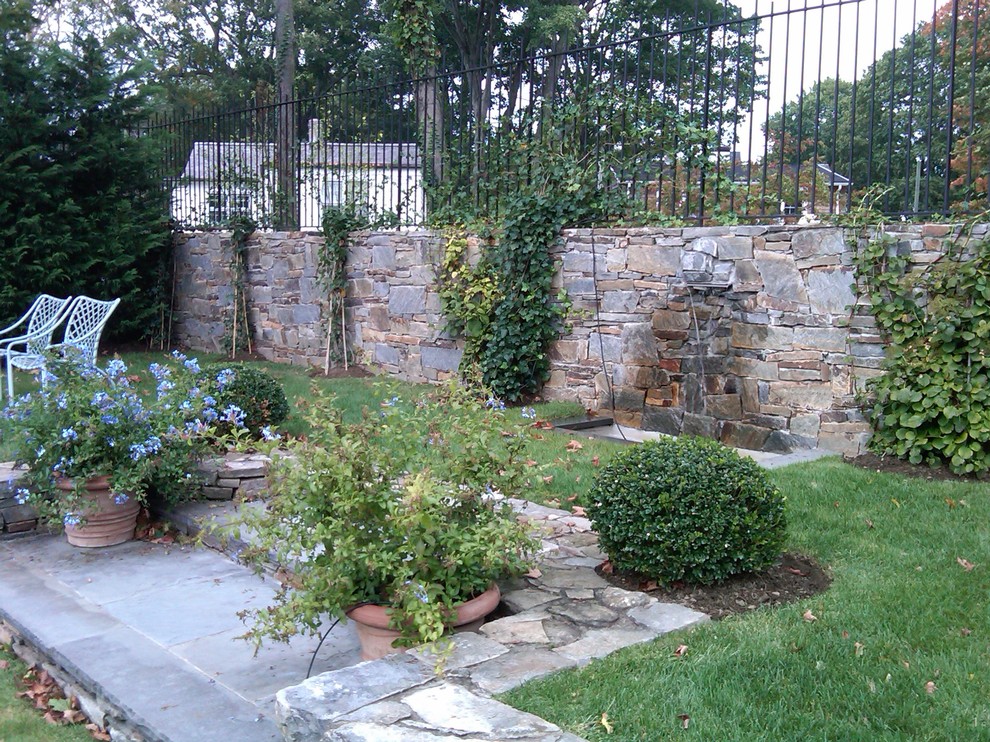 Immagine di un giardino eclettico esposto a mezz'ombra di medie dimensioni e dietro casa in primavera con pavimentazioni in pietra naturale