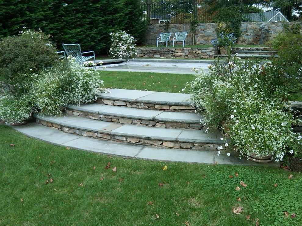 Idée de décoration pour un jardin arrière bohème de taille moyenne et au printemps avec une exposition partiellement ombragée et des pavés en béton.