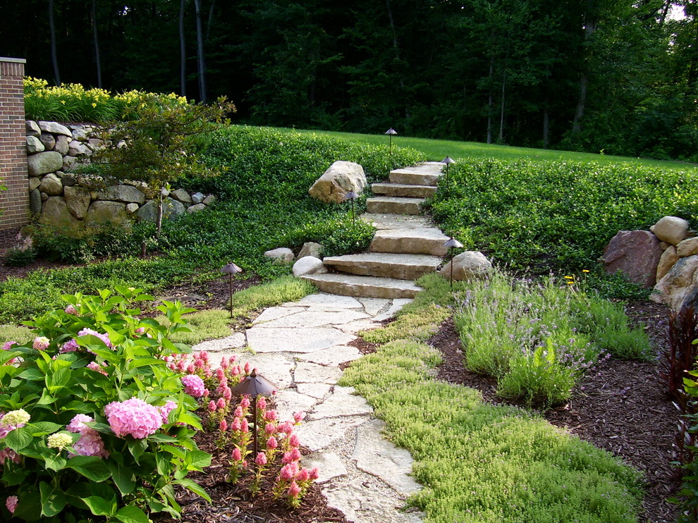 Foto di un giardino classico con scale