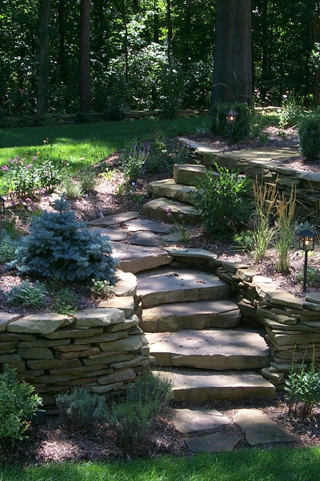 Idées déco pour un aménagement d'entrée ou allée de jardin classique avec des pavés en pierre naturelle.