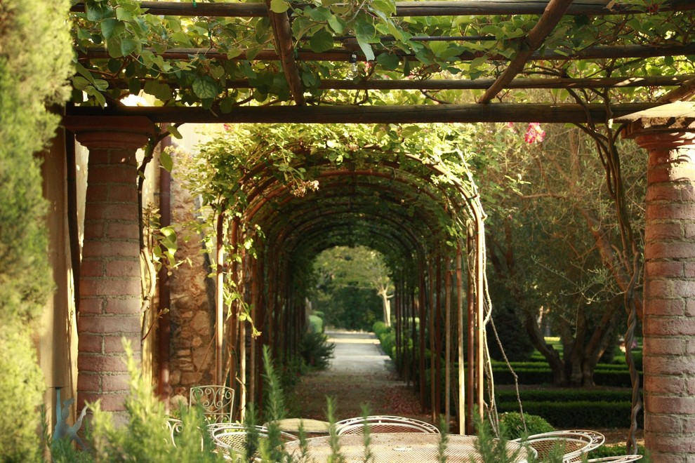 Esempio di un giardino formale mediterraneo esposto a mezz'ombra di medie dimensioni con un ingresso o sentiero