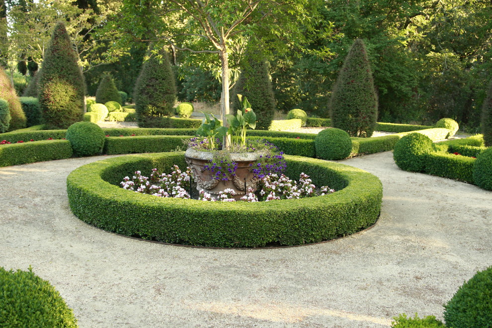 Esempio di un grande giardino formale chic esposto a mezz'ombra con un ingresso o sentiero e ghiaia