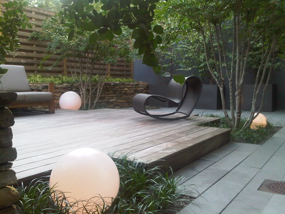 Foto di un piccolo giardino moderno esposto a mezz'ombra dietro casa con pavimentazioni in pietra naturale