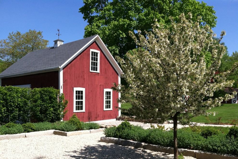 Immagine di un giardino country esposto a mezz'ombra dietro casa con ghiaia