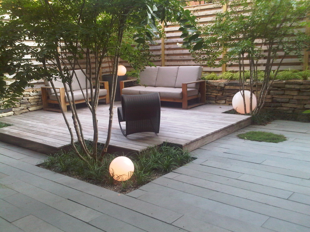 Kleiner, Halbschattiger Moderner Garten hinter dem Haus mit Natursteinplatten in New York