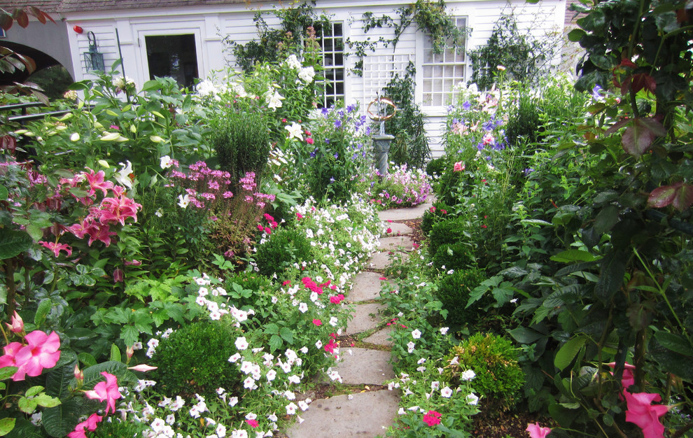 Klassischer Garten hinter dem Haus mit Natursteinplatten in Boston