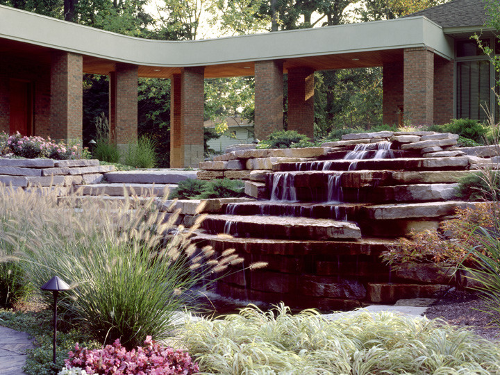 This is an example of a contemporary garden in Detroit.