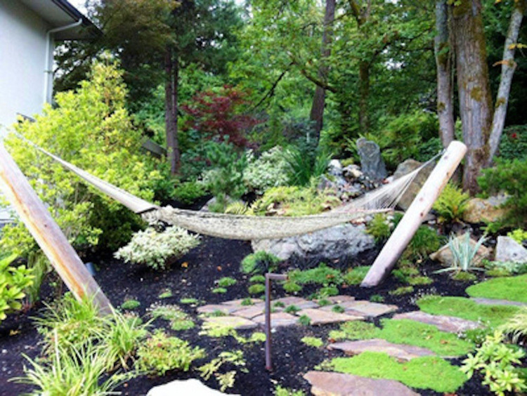 Idee per un giardino formale moderno esposto in pieno sole di medie dimensioni e dietro casa in estate con pavimentazioni in pietra naturale
