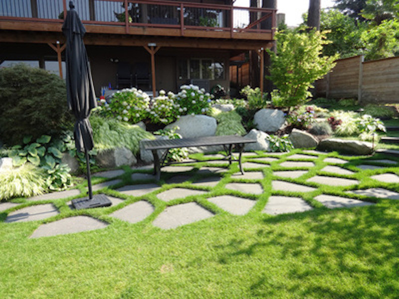 Источник вдохновения для домашнего уюта: большой весенний регулярный сад на заднем дворе в стиле модернизм с полуденной тенью и покрытием из каменной брусчатки