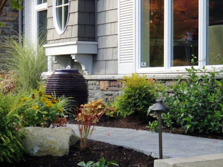 Пример оригинального дизайна: солнечный, весенний регулярный сад среднего размера на переднем дворе в классическом стиле с садовой дорожкой или калиткой, хорошей освещенностью и покрытием из каменной брусчатки