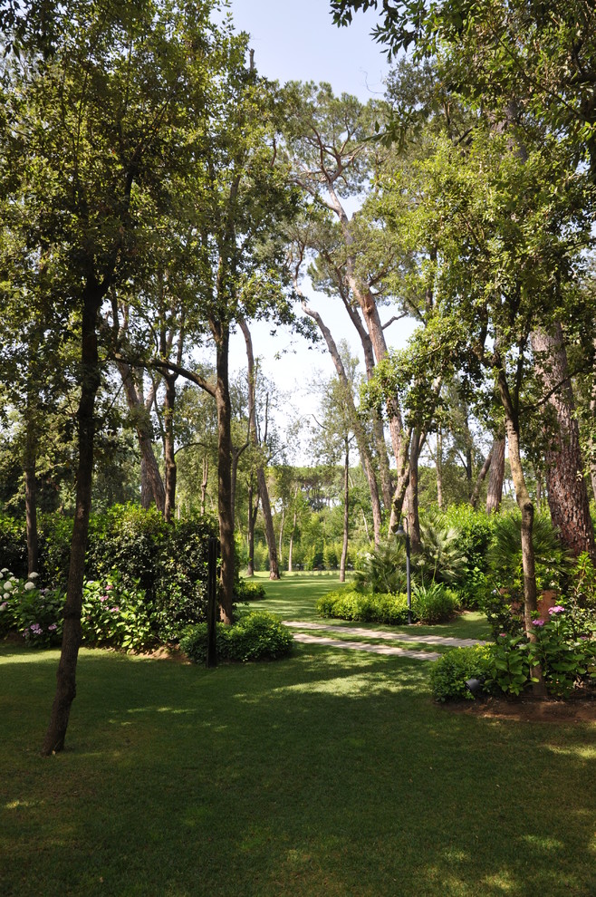 Foto di un ampio giardino formale minimal con un pendio, una collina o una riva