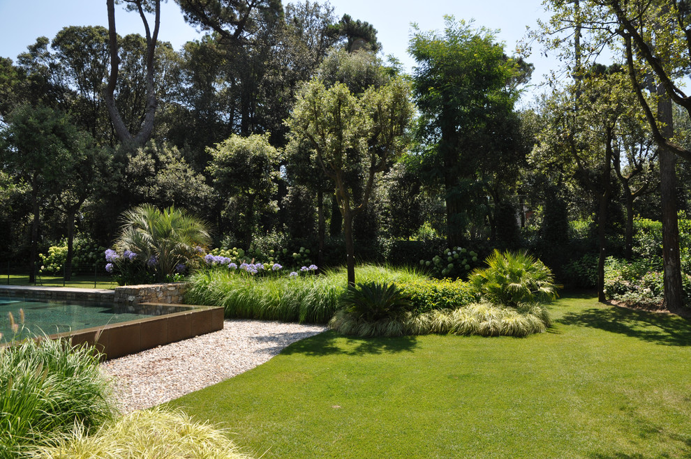 Ispirazione per un ampio giardino contemporaneo davanti casa con pavimentazioni in pietra naturale