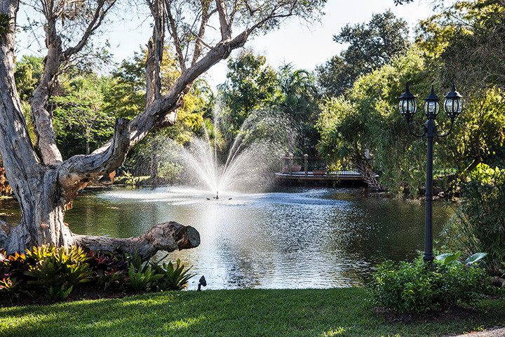 This is an example of a bohemian back garden in Orlando with a water feature.