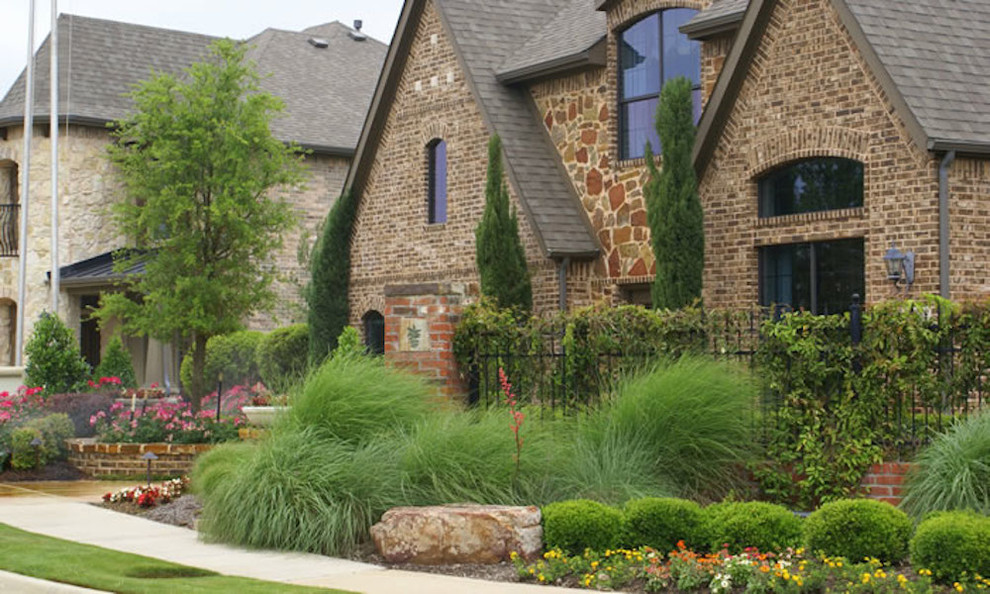 Inspiration for a medium sized classic front formal full sun garden in Dallas with concrete paving.