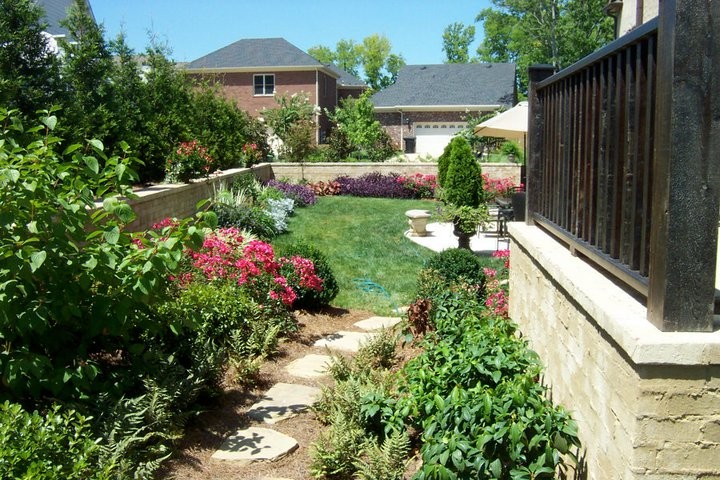 Idee per un piccolo giardino country in ombra nel cortile laterale in primavera con un ingresso o sentiero e pacciame
