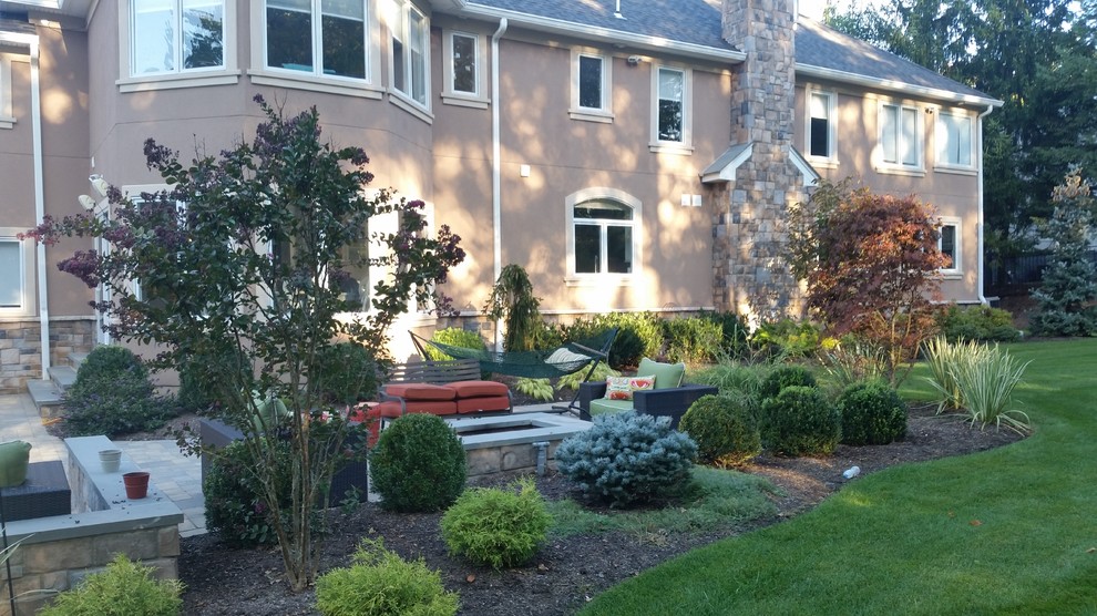 Immagine di un giardino formale classico esposto in pieno sole di medie dimensioni e dietro casa in primavera con pavimentazioni in cemento