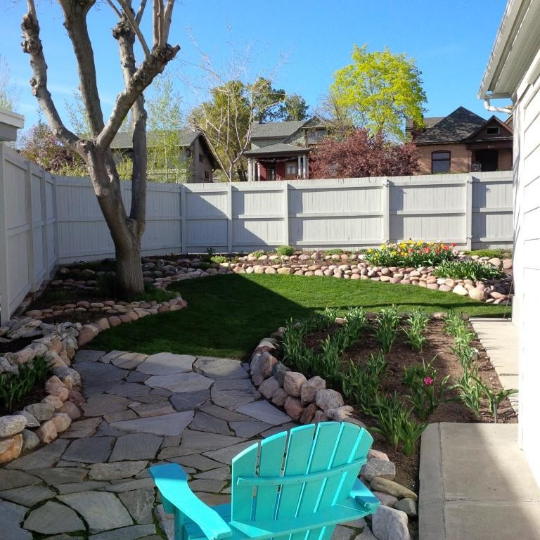 На фото: солнечный регулярный сад среднего размера на заднем дворе в стиле ретро с садовой дорожкой или калиткой, хорошей освещенностью и покрытием из каменной брусчатки с