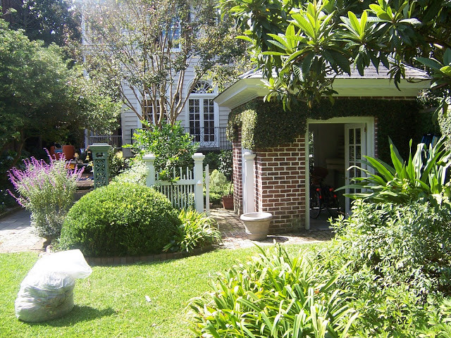 Стильный дизайн: участок и сад на заднем дворе в классическом стиле с садовой дорожкой или калиткой и мощением клинкерной брусчаткой - последний тренд
