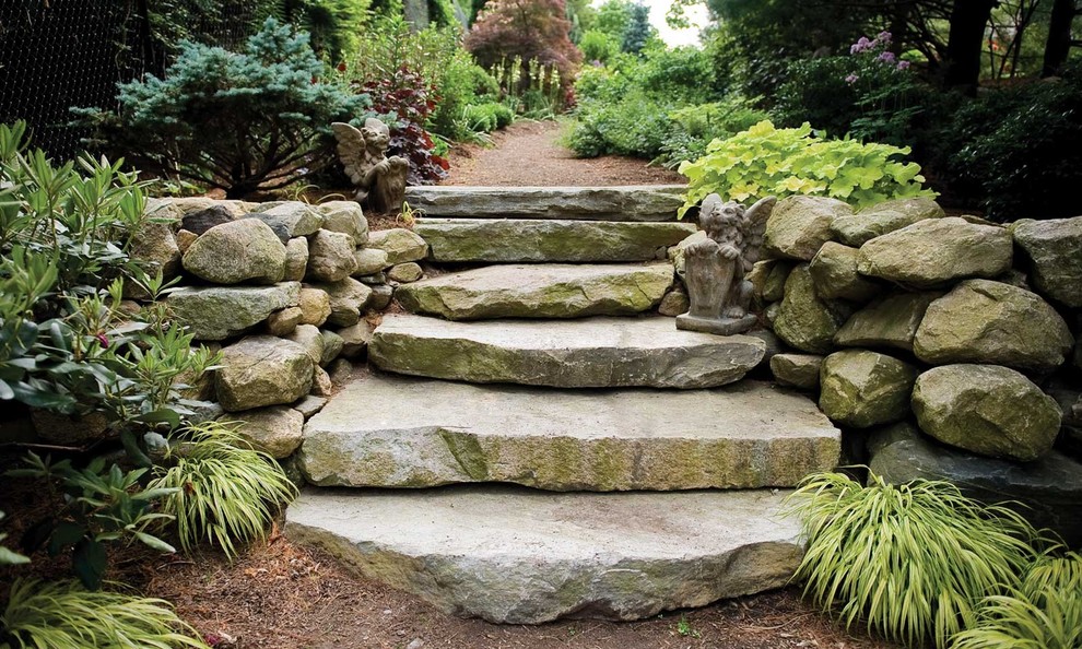 Foto di un giardino formale tradizionale esposto a mezz'ombra di medie dimensioni in estate con un ingresso o sentiero, un pendio, una collina o una riva e pavimentazioni in pietra naturale