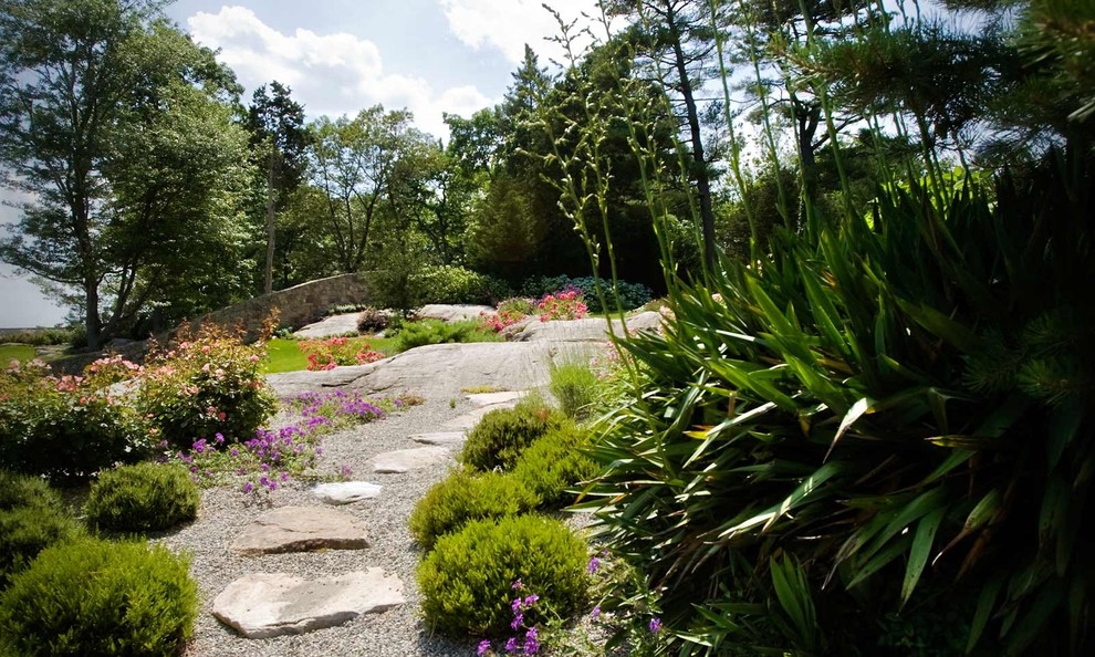 Immagine di un giardino formale chic esposto in pieno sole di medie dimensioni in estate con un ingresso o sentiero, pavimentazioni in pietra naturale e un pendio, una collina o una riva
